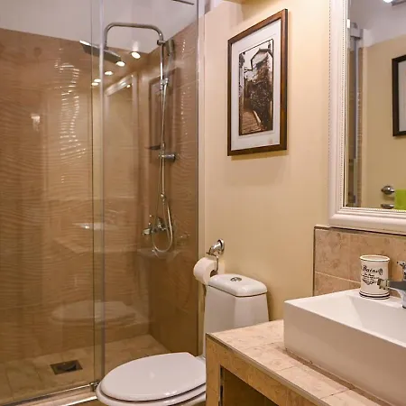 Large Three Bedroom, Center Of Old Town Apartment *